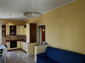 Smart TV, DVD player, books, offices