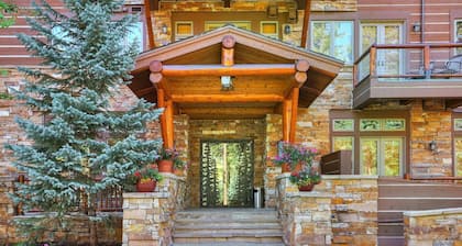 Oversized Luxury Ski in Ski out/Shared Pool and Hot Tub/Private Deck