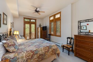 3 bedrooms, iron/ironing board, travel crib, free WiFi - Oversized Luxury Ski in Ski out/Shared Pool and Hot Tub/Private Deck (Keystone)