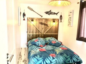 2 habitaciones, tabla de planchar con plancha y cuna de viaje 