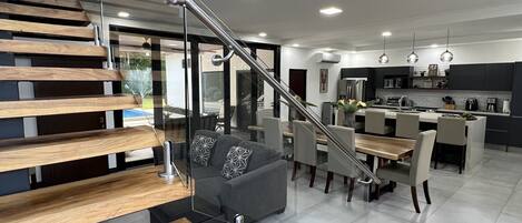 المنشأة من الداخل