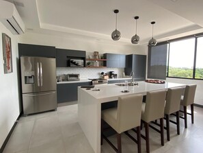 Réfrigérateur, micro-ondes, four, lave-vaisselle