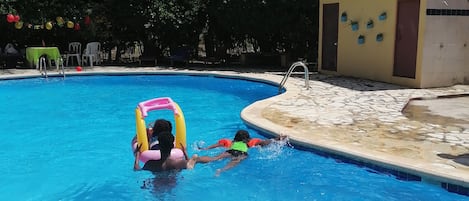 Una piscina al aire libre