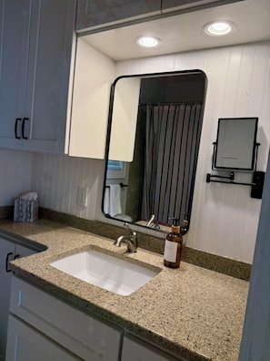 Ensemble douche/baignoire, sèche-cheveux, serviettes fournies, savon