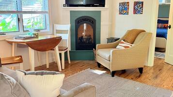 TV connectée, cheminée, livres