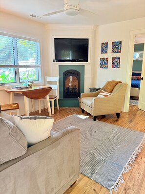 Smart-tv, een open haard en boeken