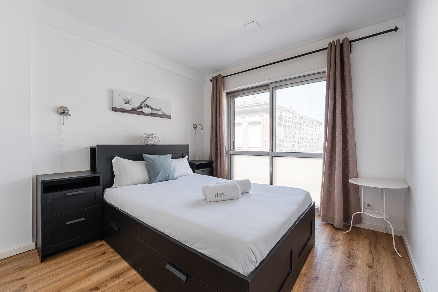 3 bedrooms, desk, internet, bed sheets