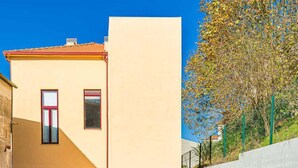 A modern house with a swimming pool, a red door, and a small garden. - GuestReady - Easygoing Pool to River (Vila Nova de Gaia)