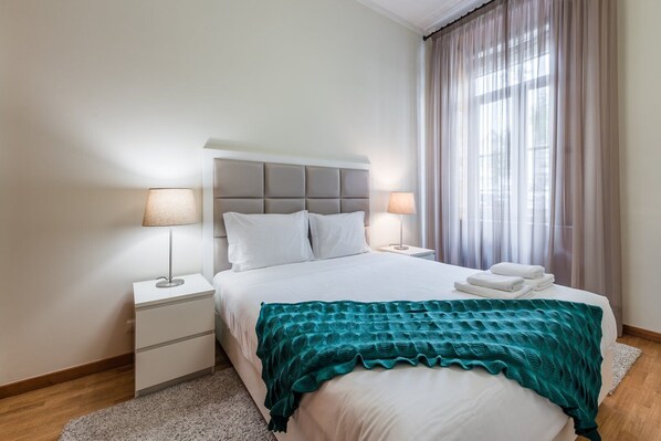 2 bedrooms, desk, free Internet, bed sheets