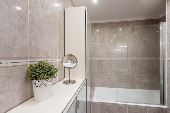 Douche, sèche-cheveux, serviettes fournies, savon