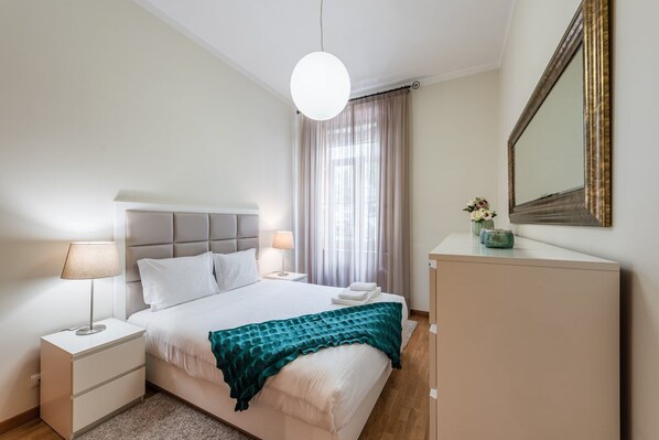 2 bedrooms, desk, free Internet, bed sheets