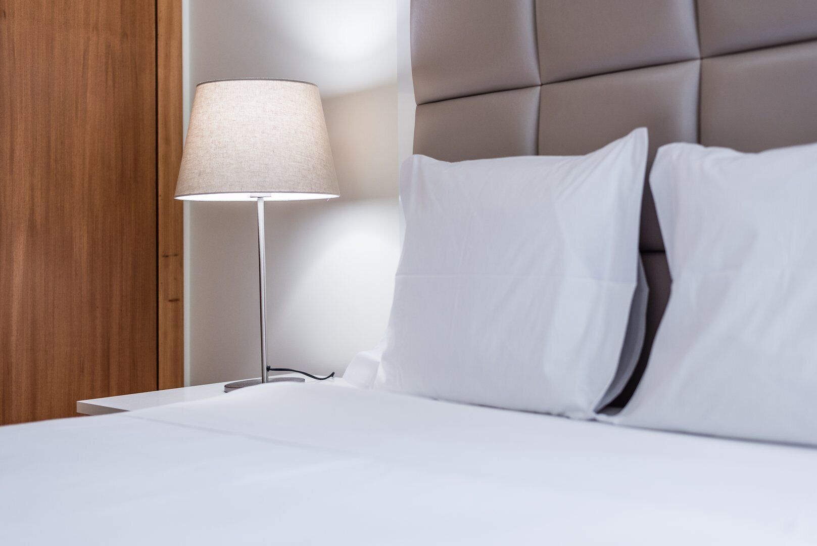 2 bedrooms, desk, free internet, bed sheets