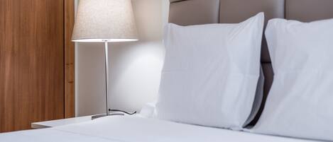 2 bedrooms, desk, free internet, bed sheets