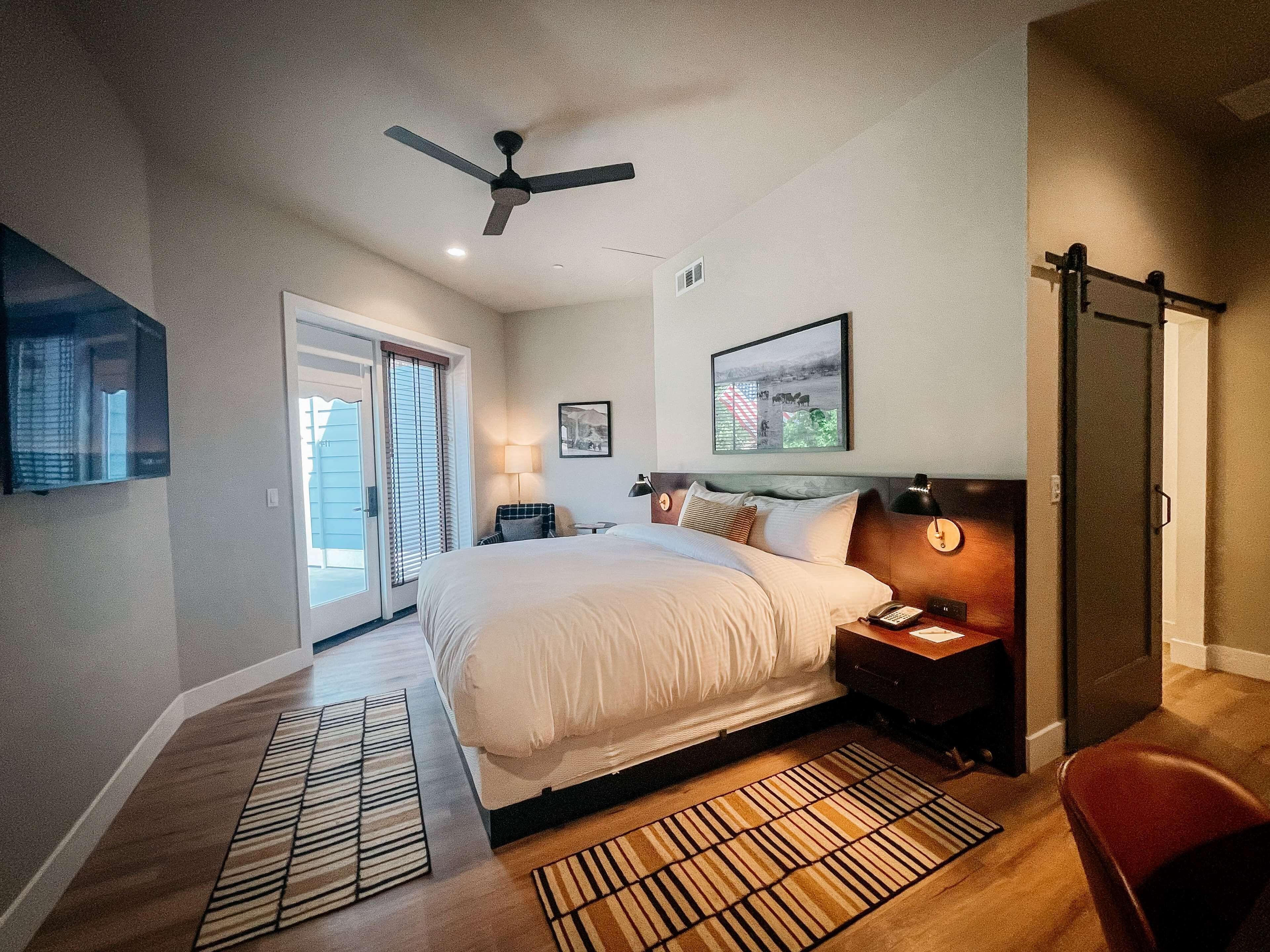 bungalow, 1 king bed, non smoking | iron/ironing board, free wifi, bed sheets