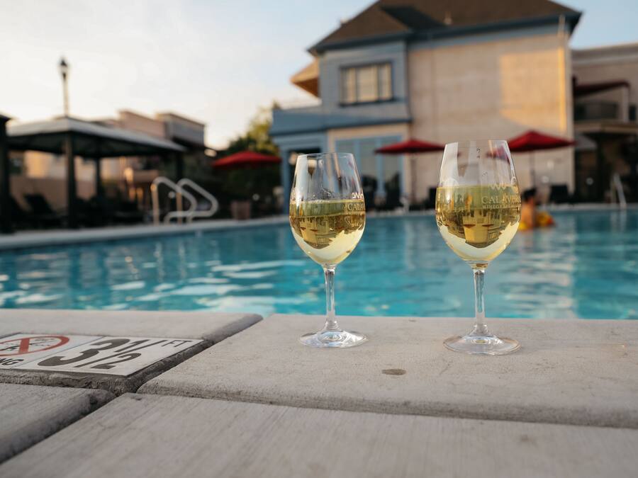 Utomhuspool med öppettider 07.00 till 22.00, och solstolar