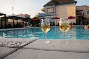 Utendørsbasseng og solsenger