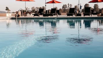 室外游泳池,07:00 至 22:00 开放,日光浴躺椅