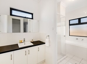 Bathtub, hair dryer, towels - Swainson on Lexington (Henley Beach South)