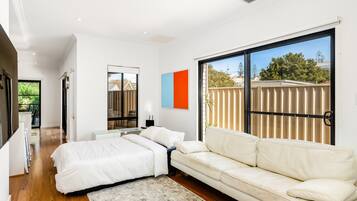 3 habitaciones, tabla de planchar con plancha, cuna de viaje y wifi