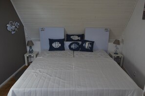 2 bedrooms, desk, iron/ironing board, travel cot - Charming renovated 3-room detached "Penty" with terrace, small garden and parking space  (Crozon)