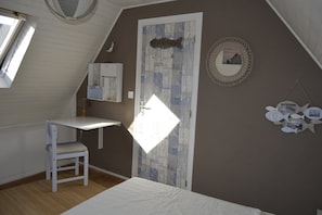 2 chambres, bureau, fer et planche à repasser, lit parapluie