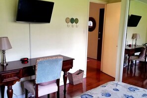 1 Schlafzimmer, Schreibtisch, Bügeleisen/Bügelbrett, Reisekinderbett