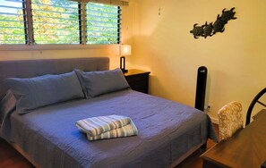 1 slaapkamer, een bureau, een strijkplank/strijkijzer, reisbedje