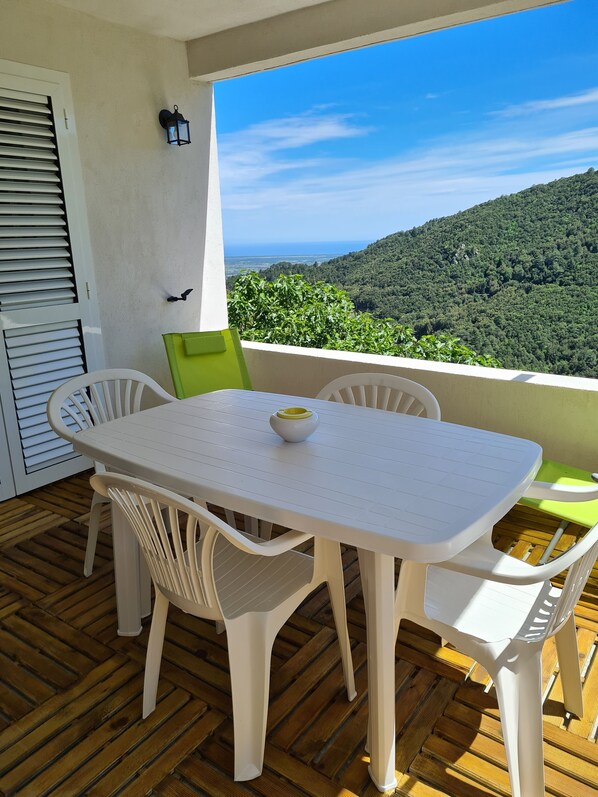 Outdoor dining - Charming ground floor of a T2 village house overlooking the sea and scrubland (Poggio-Di-Nazza)