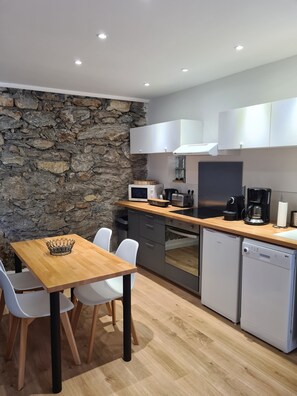 Frigorífico, microondas, horno y placa de cocina