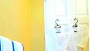 Un bagno con asciugamani e accappatoi appesi a un porta asciugamani.