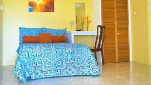 Una camera da letto con un letto, una scrivania e un armadio.
