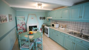 Fridge, microwave, oven, coffee/tea maker