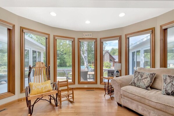 Télévision, cheminée, jeux vidéo, baby-foot