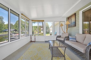 TV, fireplace, video games, table football - Houghton Lake Getaway w/ Pontoon (Houghton Lake)