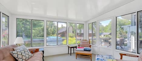 Fernseher, Kamin, Videospiele, Tischfußball