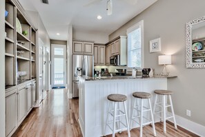 Kylskåp, mikrovågsugn, ugn och spishäll