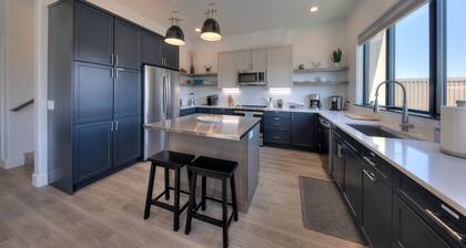 Luxury twin home. Beautiful views. Private hot tub. Covered outside patio.