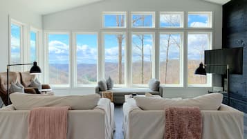 Smart TV, chimenea, tenis de mesa y libros