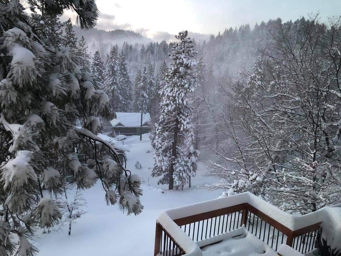 True Log Cabin, located 4 miles  from Snow Valley, with an Awesome wooden Deck. 