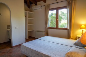 5 bedrooms, iron/ironing board, free WiFi, bed sheets