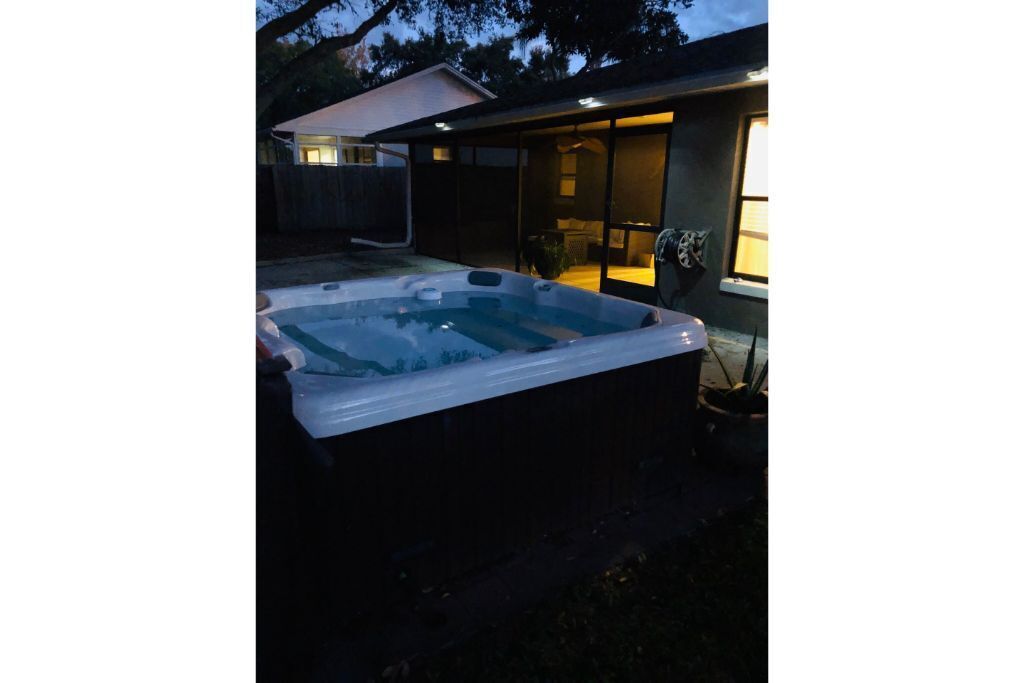 Home sweet home.  Lanai, Spa, Fenced in & Quiet!  