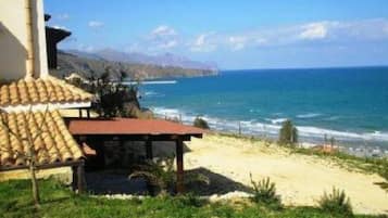 Una spiaggia nelle vicinanze
