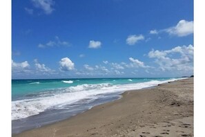 Una spiaggia nelle vicinanze, lettini da mare, ombrelloni