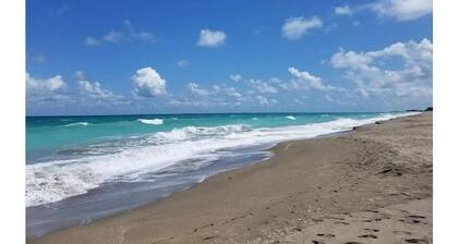 Beautiful Hutchinson Island Condo - Steps to Ocean
