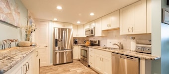 Beautiful Hutchinson Island Condo - Steps to Ocean