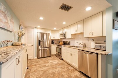Beautiful Hutchinson Island Condo - Steps to Ocean