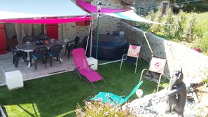 Outdoor dining - Maison Avec Jacuzzi, à Deux pas des Monts D'ardèche (Le Crestet)