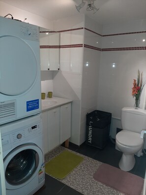 Hair dryer, towels - Maison Avec Jacuzzi, à Deux pas des Monts D'ardèche (Le Crestet)