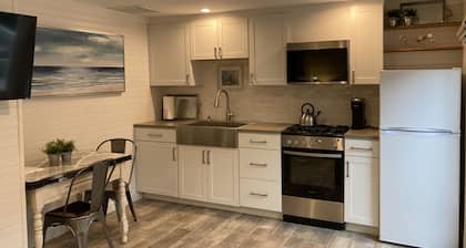 Beach Walk Bungalow 1Bedroom 1Bath, 4 blocks to the beach!! Private Courtyard