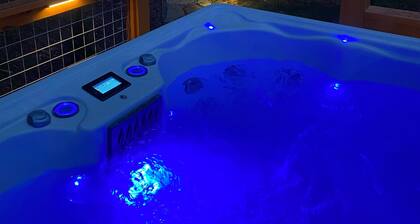 Close to Downtown Waynesville with Hot Tub/Peloton/Fire Pit/WiFi